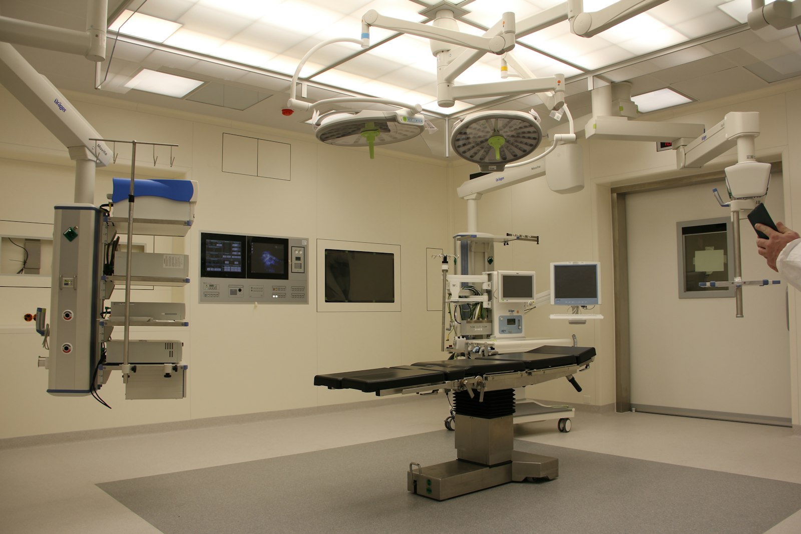 A modern, fully-equipped operating room with patient monitors, surgical lights and anaesthesia systems